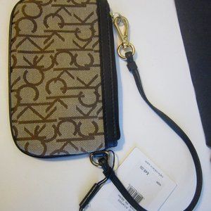 Signature Calvin Klein   Mini Wristlet